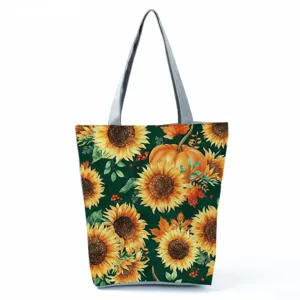 Detailansicht des eleganten Herbst-Sonnenblumen- und Kürbisdruckmusters auf der stilvollen Tasche.