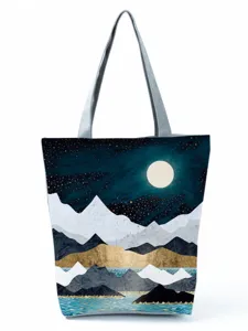 Κομψή μεγάλη τσάντα shopper με εντυπωσιακή εκτύπωση νυχτερινού τοπίου και γκρι λουριά ώμου.