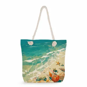 Dettaglio ravvicinato della borsa shopper in tela con stampa spiaggia e manico in corda.
