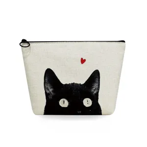 Dettaglio della borsa cosmetica in tela con stampa di gatto nero e chiusura con zip.