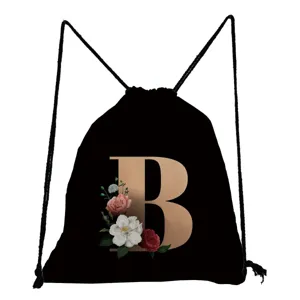 Schwarzer Rucksack mit Kordelzug, modischer Turnbeutel mit Blumen Buchstabe B fuer Studenten.