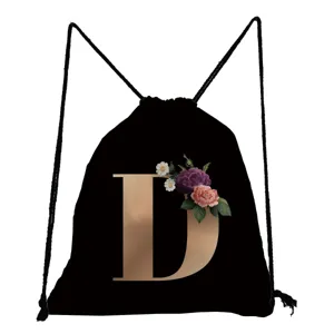 Schwarzer Kordelrucksack mit stilvollem Buchstaben D und Blumenmuster für den Alltag.