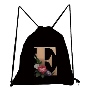 Schwarzer Turnbeutel mit elegantem Buchstabe E und Vintage-Blumenmuster, lässiger Alltagsrucksack.