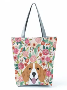Gros plan détaillé du visage de chien beagle mignon et de l'imprimé floral vintage sur le sac.