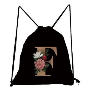 Schwarzer Kordelzug-Rucksack mit vintage Blumen-Buchstaben-F-Druck, stilvoll und praktisch.