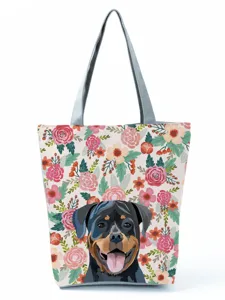 Gros plan détaillé du sac cabas en toile élégant avec imprimé floral de chien et anses grises.