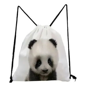 Close-up detail van witte canvas trekkoord rugzak met schattig panda gezicht print.