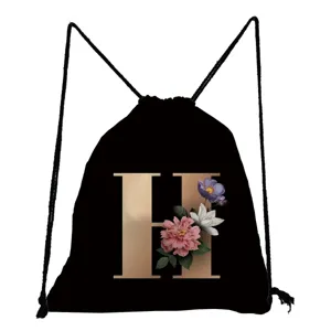 Schwarzer Turnbeutel mit stilvollem Buchstaben H und Blumenmuster fuer den Alltag.