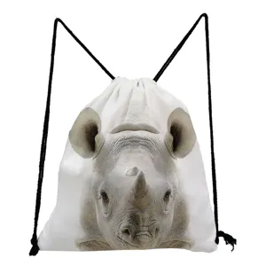 Gedetailleerd overzicht van de rugzak met neushoorn print en realistische dieren grafiek.