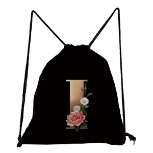 Schwarzer Kordelzug Rucksack Detailansicht mit stilvollem Roségold Buchstabe I und Vintage Blumen.