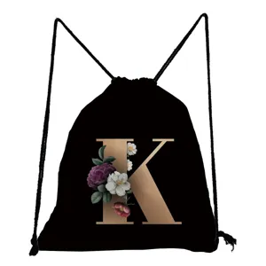 Schwarzer Kordelzug-Rucksack mit stilvollem goldenen Buchstaben K und floralem Print.