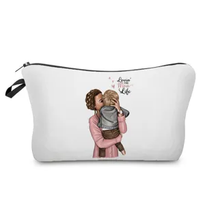 Detaillierte Nahaufnahme der tragbaren Kosmetiktasche mit süßem Mutter-und-Kind-Druck.