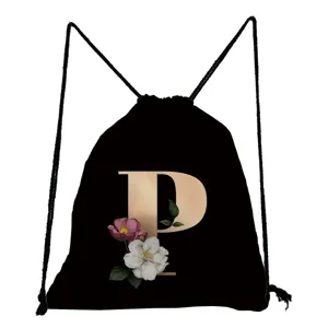 Schwarzer Kordelzug-Rucksack aus Canvas mit stilvollem goldenen Buchstaben P und Blumen.