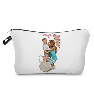 Nahaufnahme der tragbaren weißen Kosmetiktasche aus Leinen mit süßem Mutter und Kind Motiv.