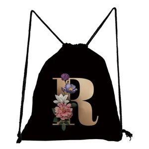Schwarzer Kordelzug Rucksack mit goldenem Buchstaben R und elegantem Blumenmuster.