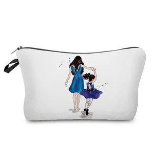 Tragbare Kosmetiktasche mit Aquarell Motiv von Mutter und Tochter, ideal fur Reise und Alltag.