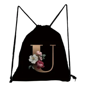Schwarzer Kordelzug Rucksack mit Blumen und goldenem Buchstabe U, modische Freizeittasche.