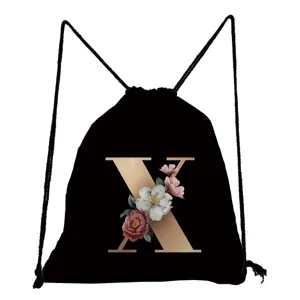 Schwarzer Kordelrucksack mit goldenem X-Buchstaben und Blumenprint für Schule und Alltag.