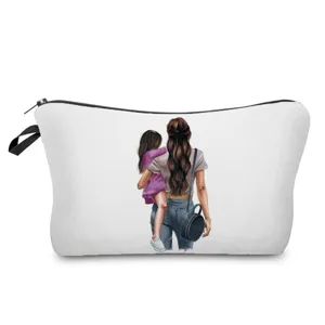 Detaillierte Nahaufnahme der Kosmetiktasche mit dem schönen Mutter und Tochter Motiv.