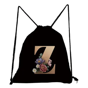 Detailaufnahme des schwarzen Kordelrucksacks mit goldenem Buchstaben Z und Blumenmuster.
