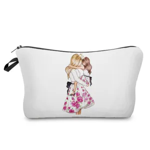 Detailansicht einer tragbaren Kosmetiktasche mit süßem Mutter-Tochter-Aquarelldruck.
