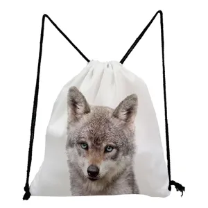 Detailopname van de witte trekkoord rugzak met realistische wolf print grafisch.