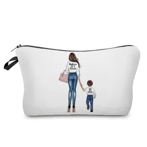 Detailaufnahme einer tragbaren Kosmetiktasche aus Canvas mit einem niedlichen Mutter-Sohn-Motiv.