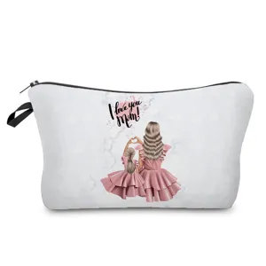 Detailaufnahme der stylischen Reisekosmetiktasche mit herzigem Mutter Tochter Motivdruck.