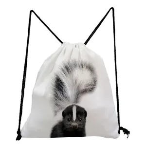 Witte trekkoord rugzak met realistische skunk dierendruk casual lichtgewicht dagrugzak