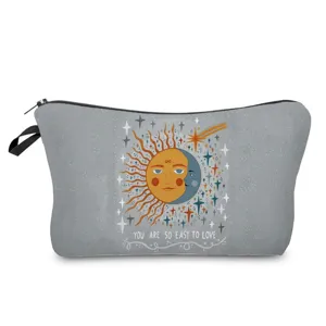 Detailansicht der grauen Kosmetiktasche mit süßem Sonnen- und Mond-Druck und Reißverschluss.