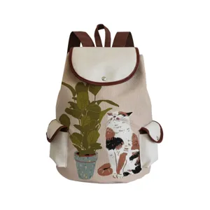 Nahaufnahme des Canvas-Rucksacks mit niedlichem Katzen- und Topfpflanzen-Print und Brauntönen.