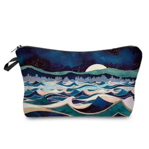 Gros plan détaillé du sac cosmétique portable présentant une superbe impression de paysage abstrait.