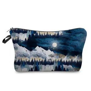 Gros plan de la trousse de toilette portable avec imprimé paysager nocturne et fermeture éclair.