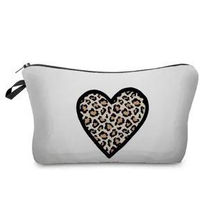 Detailansicht der tragbaren Kosmetiktasche mit modischem Leoparden Herz Musterung.