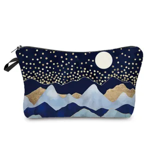 Vue détaillée de la trousse de toilette portable avec motif artistique de nuit et montagnes.
