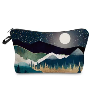 Vue détaillée de la trousse de toilette avec paysage nocturne étoilé et fermeture éclair solide.
