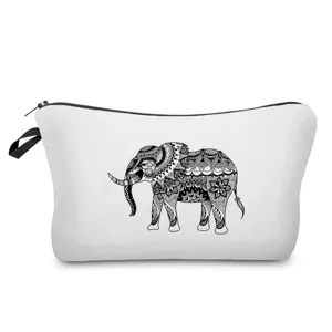 Weisser Kosmetikbeutel mit schwarzem Mandala Elefanten Print fur Reisen und Alltag.