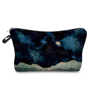Vue de detail de la trousse de toilette avec imprime de montagne et de ciel etoile.