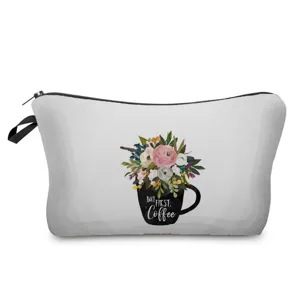 Nahaufnahme einer stilvollen weißen Kosmetiktasche mit floralem Kaffeetassen-Aufdruck.