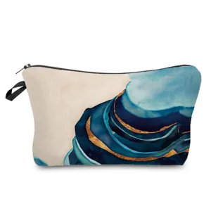 Détail de la trousse de maquillage à motif abstrait bleu et or, pochette portable zippée.
