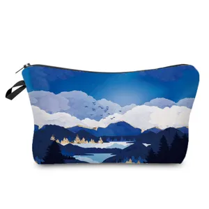 Vue détaillée de la trousse de maquillage imprimée paysage, pochette de voyage.