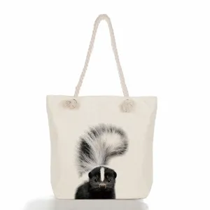Λεπτομερής εικόνα της casual καμβάς τσάντας tote με animal print και ανθεκτικά χερούλια.