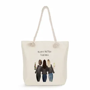 Λεπτομέρεια τσάντας shopper από καμβά με τύπωμα αδελφών και λαβές από σχοινί. Ευρύχωρη.