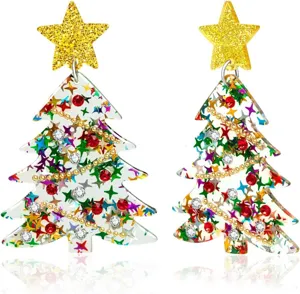 Primer plano de pendientes de árbol de Navidad de acrílico con estrella y lentejuelas.