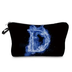 Nahaufnahme Detail der schwarzen Kosmetiktasche mit blauem Flammen Buchstaben D Druck.