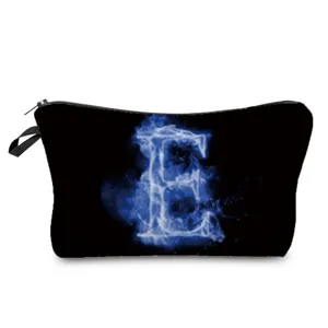 Schwarze Kosmetiktasche mit blauem Flammen-Buchstaben E, tragbare Make-up-Tasche mit Reißverschluss.