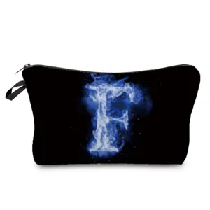 Detailaufnahme des blauen Flammen Buchstabens F Print auf Kosmetiktasche mit Reissverschluss.