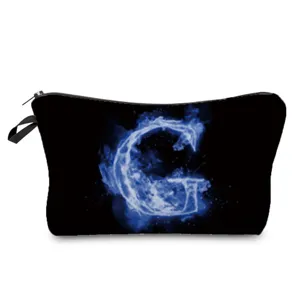 Detail der Kosmetiktasche mit blauem Flammen-Buchstaben G für kreative Make-up Aufbewahrung.
