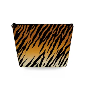Vista detallada del elegante neceser de maquillaje de viaje portátil con estampado de tigre.