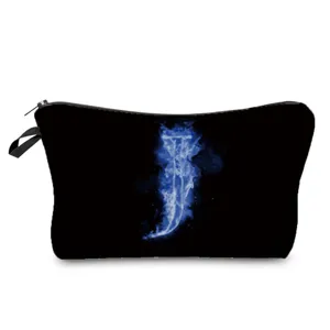 Detailansicht einer schwarzen Kosmetiktasche mit blauem Flammen Buchstabe J Design.